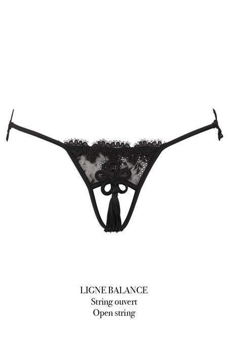 Soutien-gorge demi-seins et string ouvert